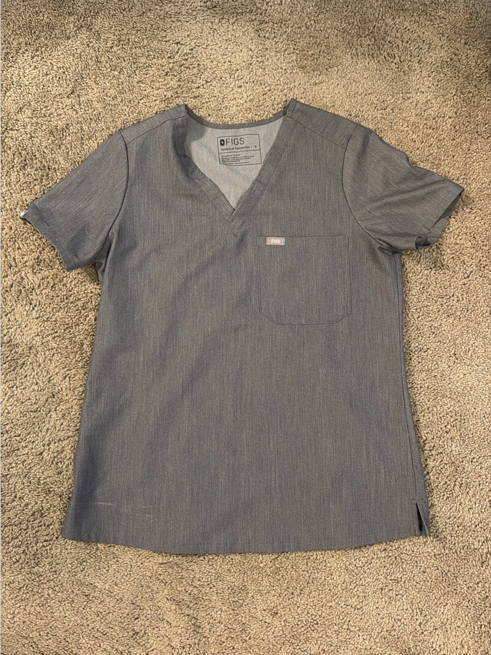 Figs Men’s Short Sleeve V-Neck Scrub Top in Heather Gray